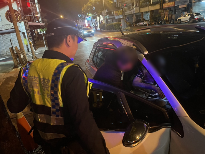 百歲人瑞超勇!14度低溫竟短袖上街 暖警陪走1小時才問出住哪裡