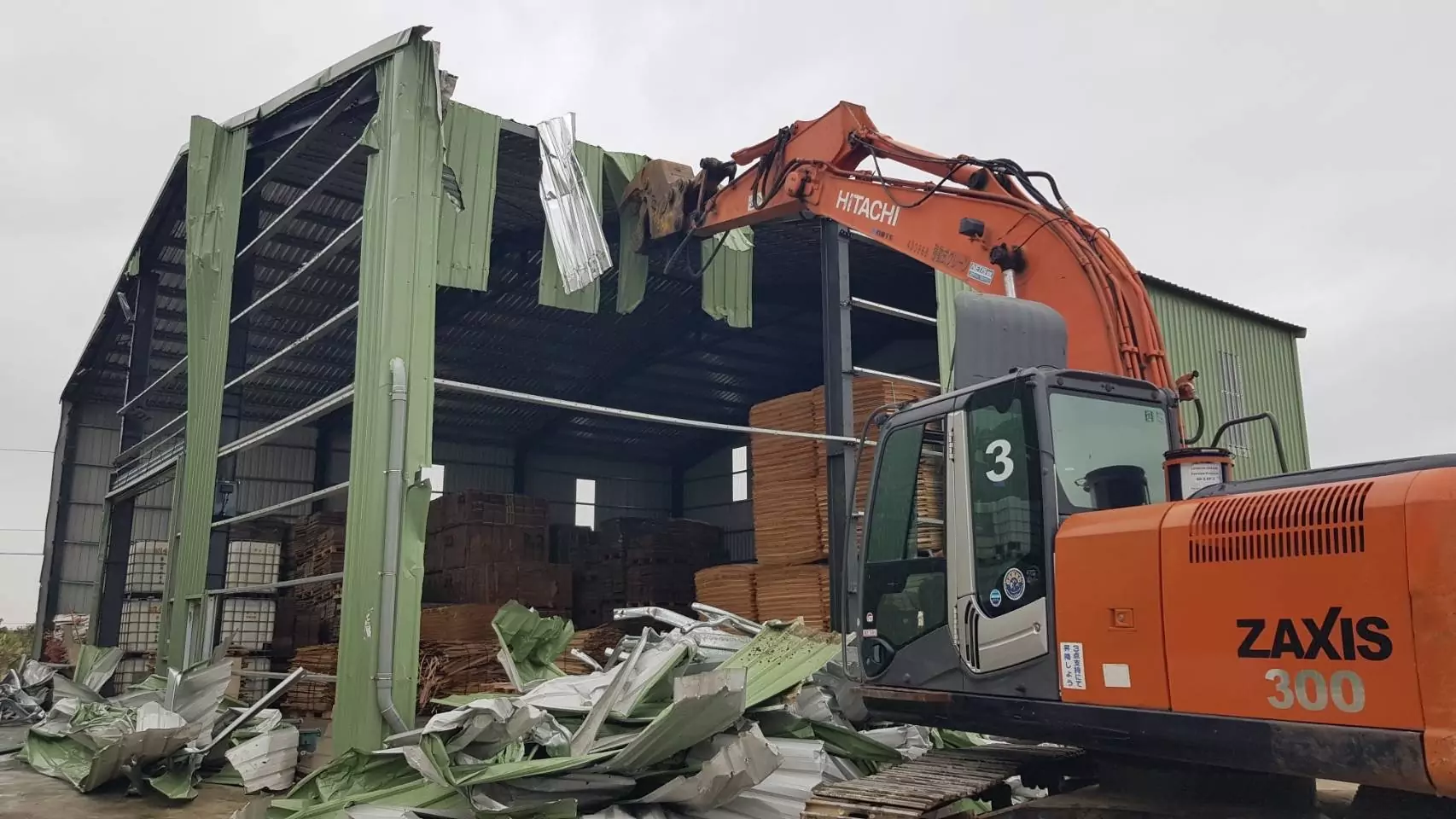 怪手進行違建拆除工作 0