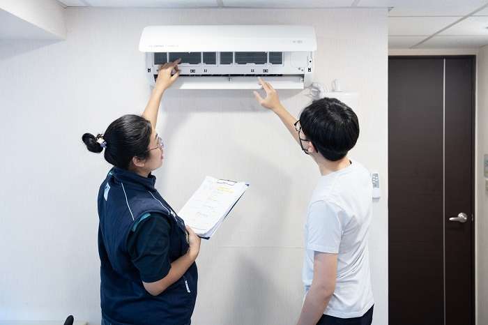台北冷氣安裝、維修新選擇 網友大推這品牌「超貼心服務」:透明專業 景開電器耐心與業主說明冷氣安裝 1