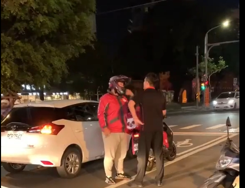 熊貓機車與自小客車險擦撞 外送員怒嗆「打方向燈比較大嗎!」