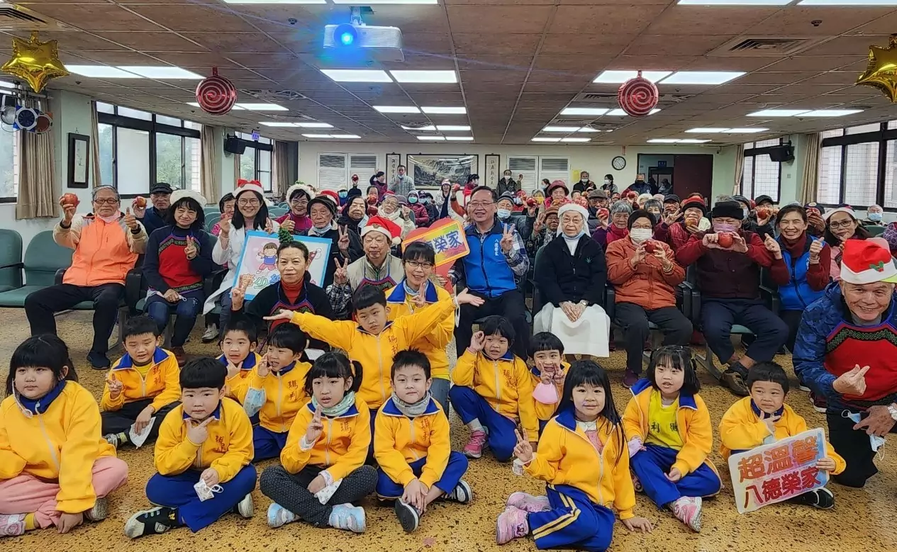 瑪利幼兒園幼童報蒞臨八德榮家聖誕報佳音，榮家爺爺奶奶歡樂融融