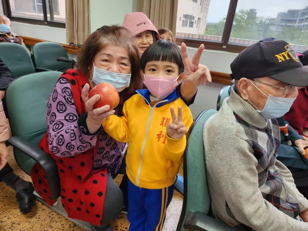 瑪利幼兒園幼童與八德榮家爺爺奶奶溫馨互動