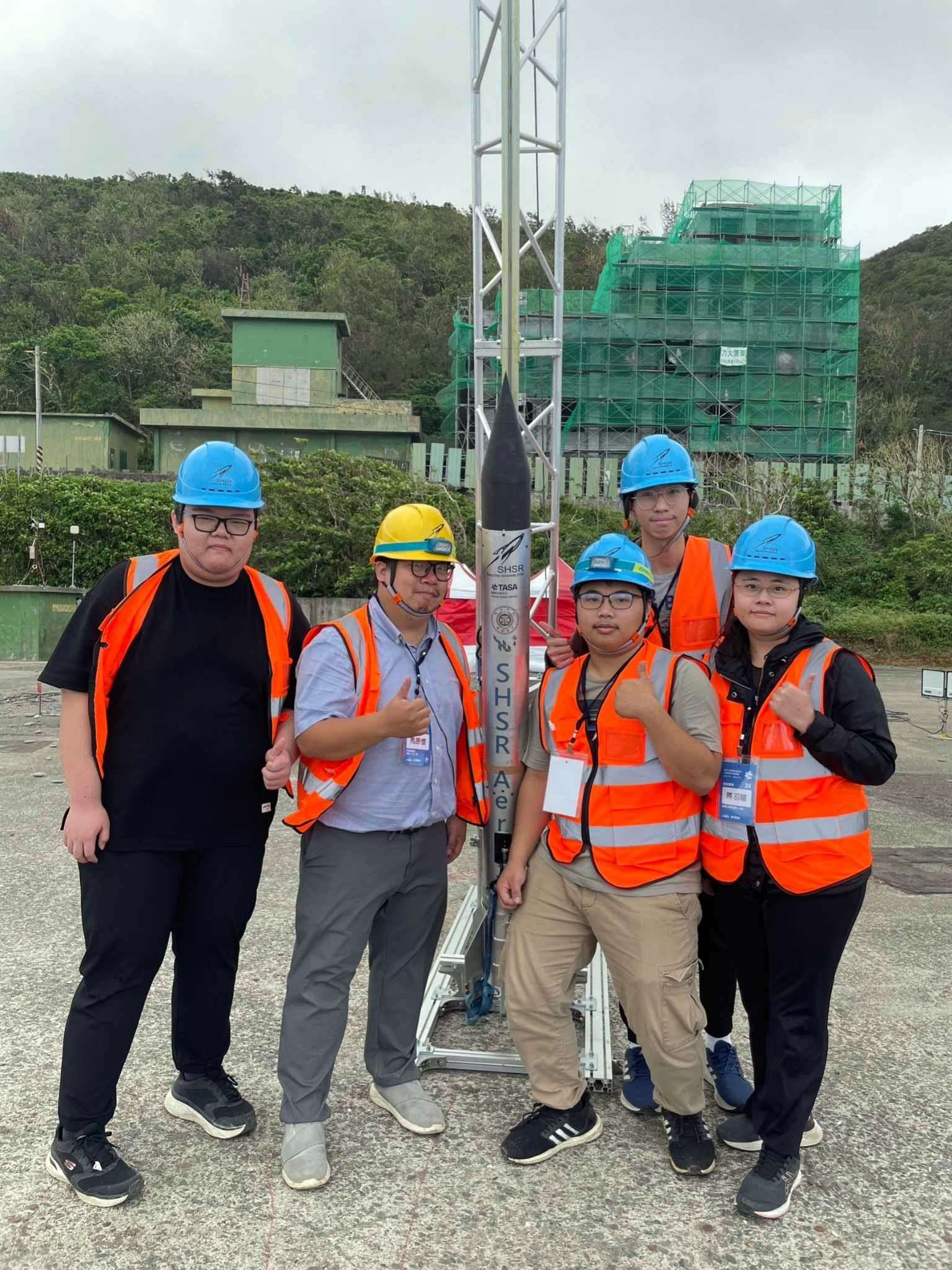 龍華科大師生成功發射探空火箭 升空畫面曝 私立科大首間參與探空火箭發射 龍華電子系馬原懷師生實現太空夢 1 0