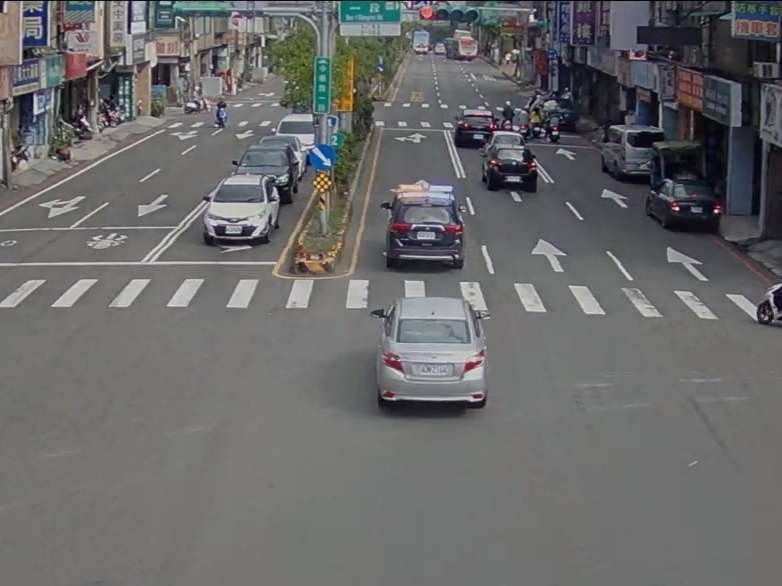 他膽囊疼痛幾近昏厥 7旬老母拜託警察開道送醫 租10901中華路一段、興仁路口 4.中華路一段與興仁路口2全 20231129125619 20231127 120000 movie 0