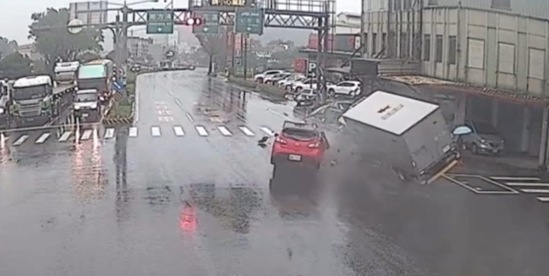 驚悚撞擊畫面曝光！宜蘭自小客車闖紅燈撞貨車 貨車打轉側翻釀兩傷