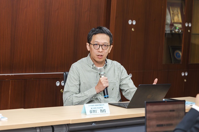 薛智仁教授舉例說明我國法院對於「有偏頗之虞」的適用態度非常消極，造成法官迴避在 0