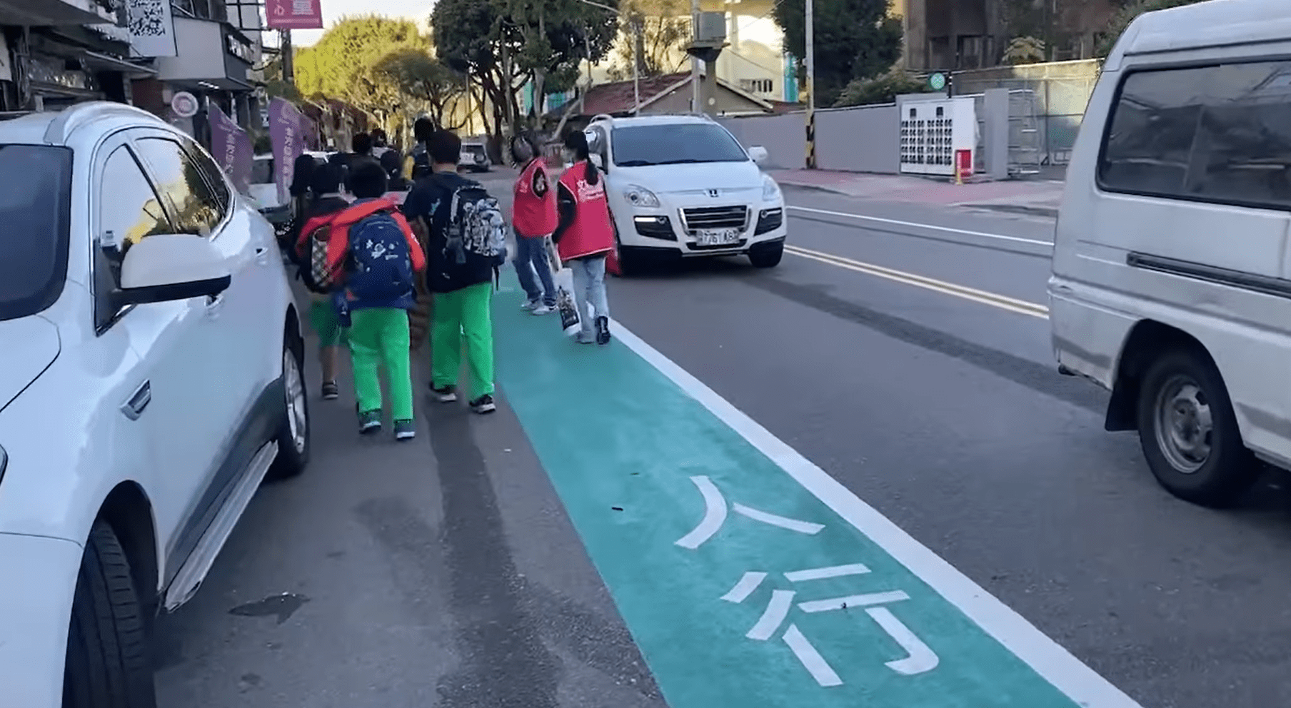 學區人行道劃路中央惹議 桃園交通局曝原因 螢幕擷取畫面 1265 e1702521740505