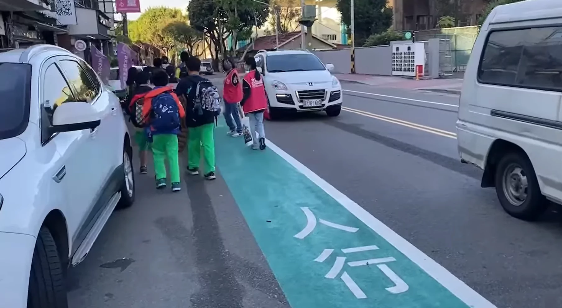 學區人行道劃路中央惹議 桃園交通局曝原因 螢幕擷取畫面 1265 e1702521740505