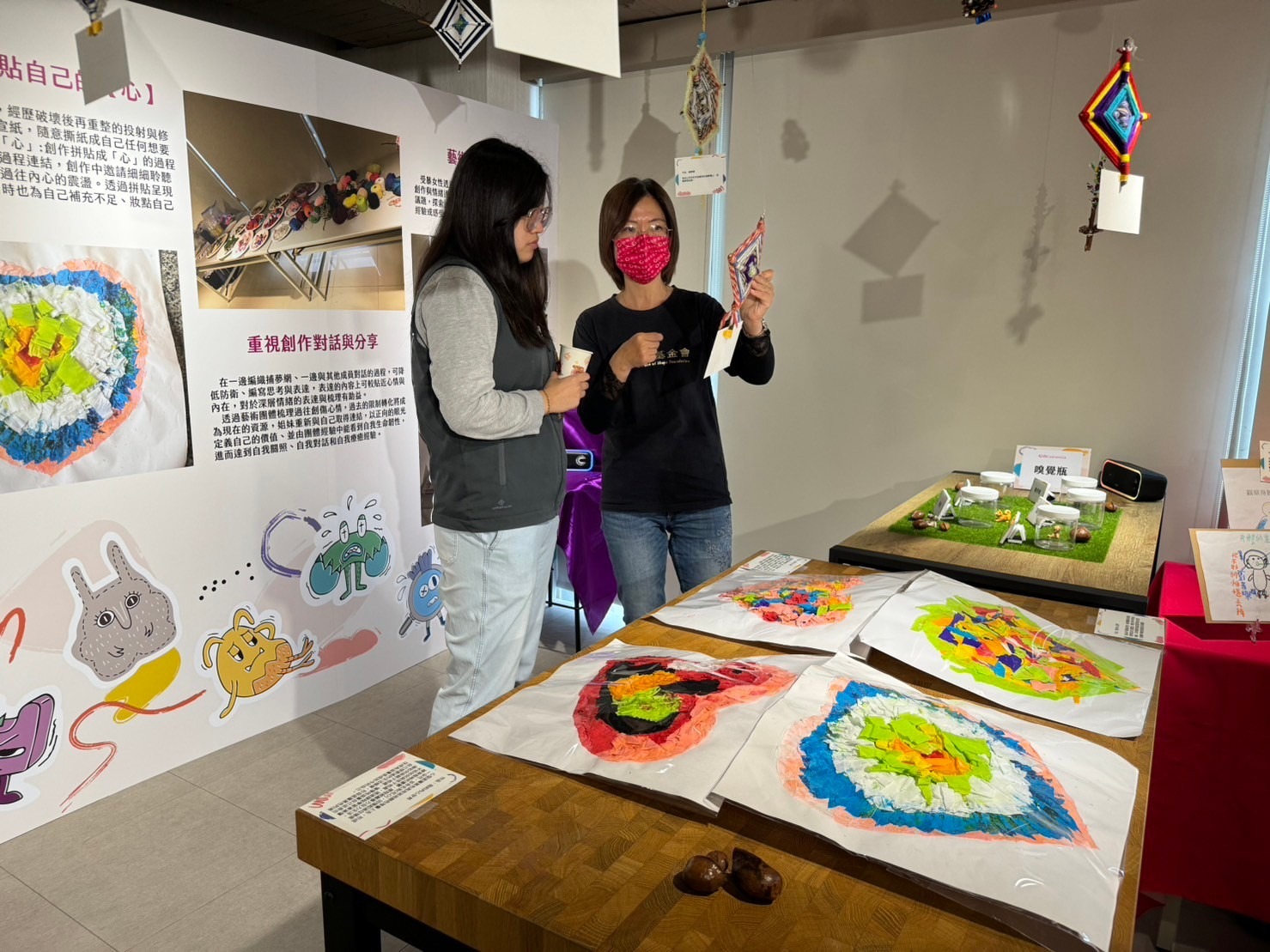 附圖四：勵馨基金會社工為婦幼隊隊員講解服務對象的創作心聲。