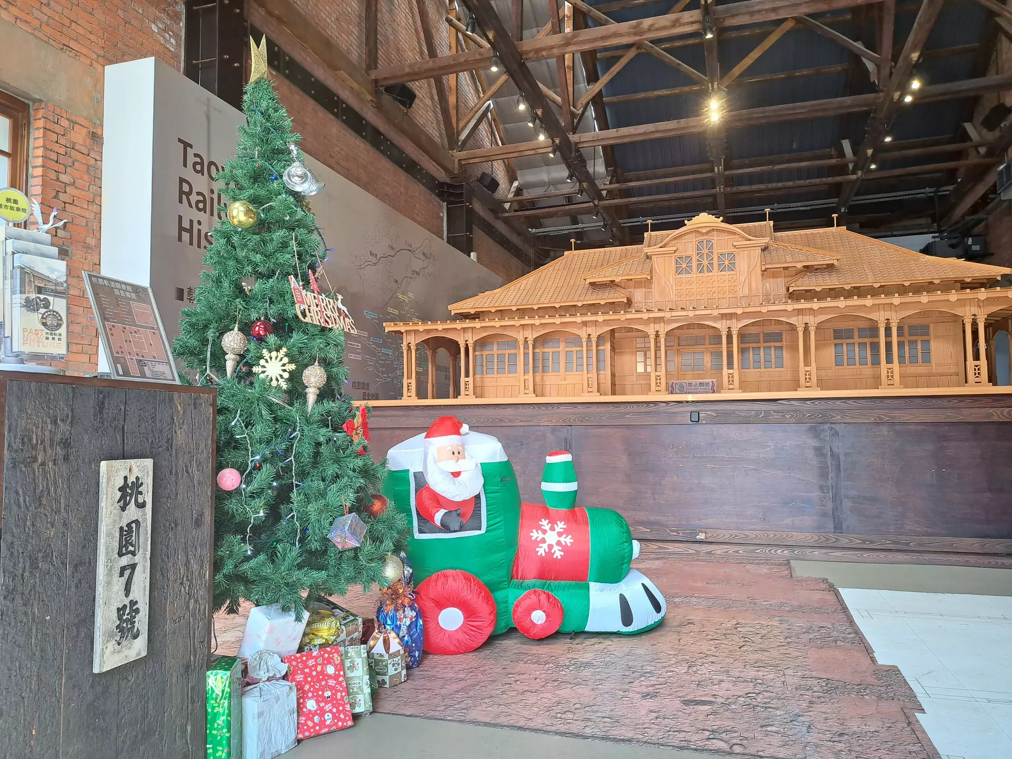 桃園軌道願景館慶聖誕 滿足這些條件送限量好禮 願景館室內聖誕樹布置 0