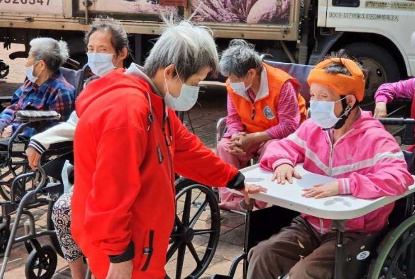 啟智技藝訓練中心號召各界捐款支持 幫助身心障礙者圓夢 01 服務對象 曬太陽