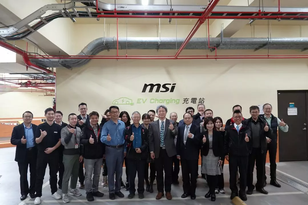 03 微星科技公司致贈中原大學車用充電樁啟用剪綵儀式合影 0
