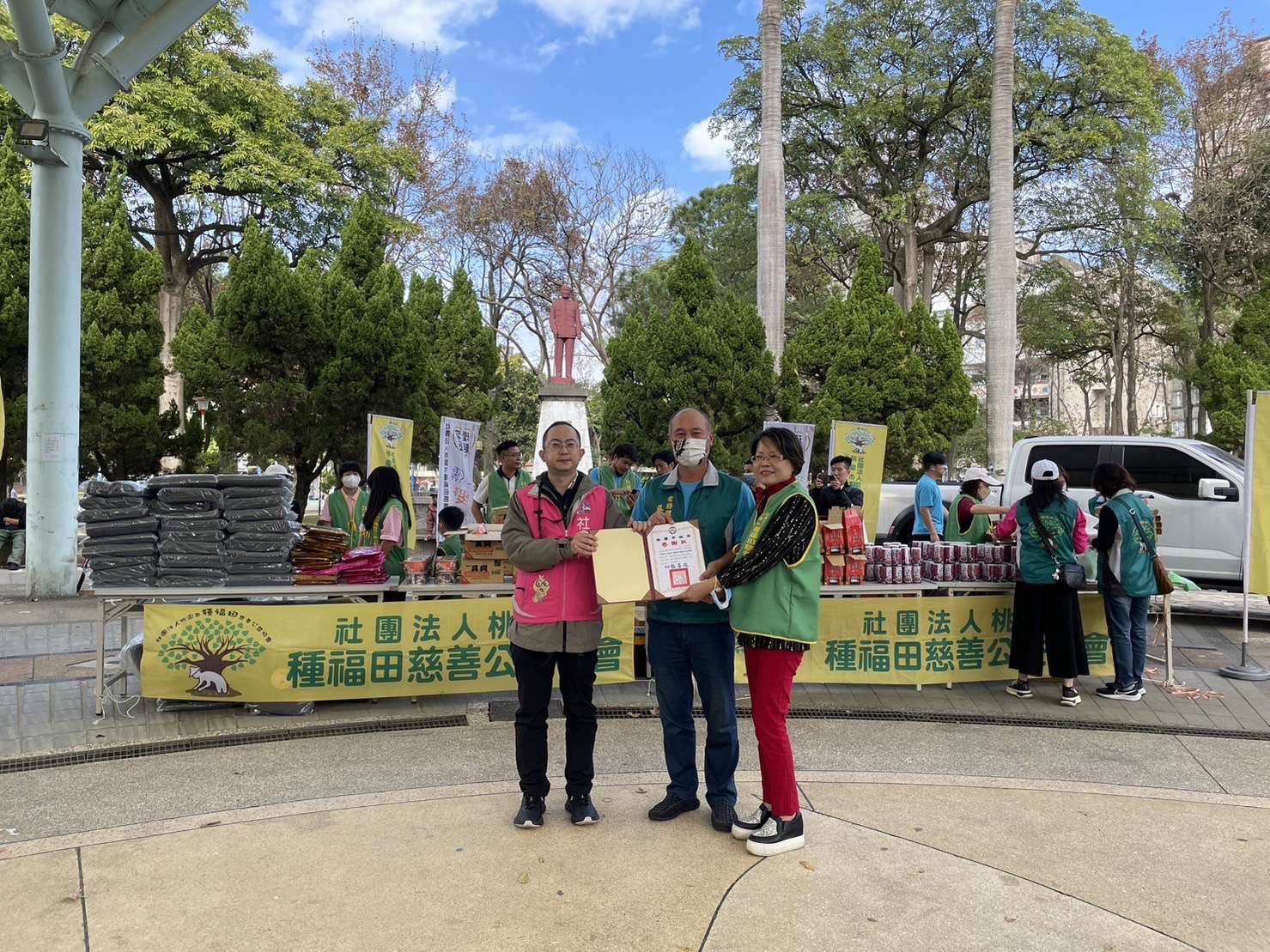 冷氣團周日報到 桃園社會局攜手善心團體關懷街友 1.本局救助科代表致贈感謝狀予捐贈防寒物資之桃園市種福田慈善公益協會