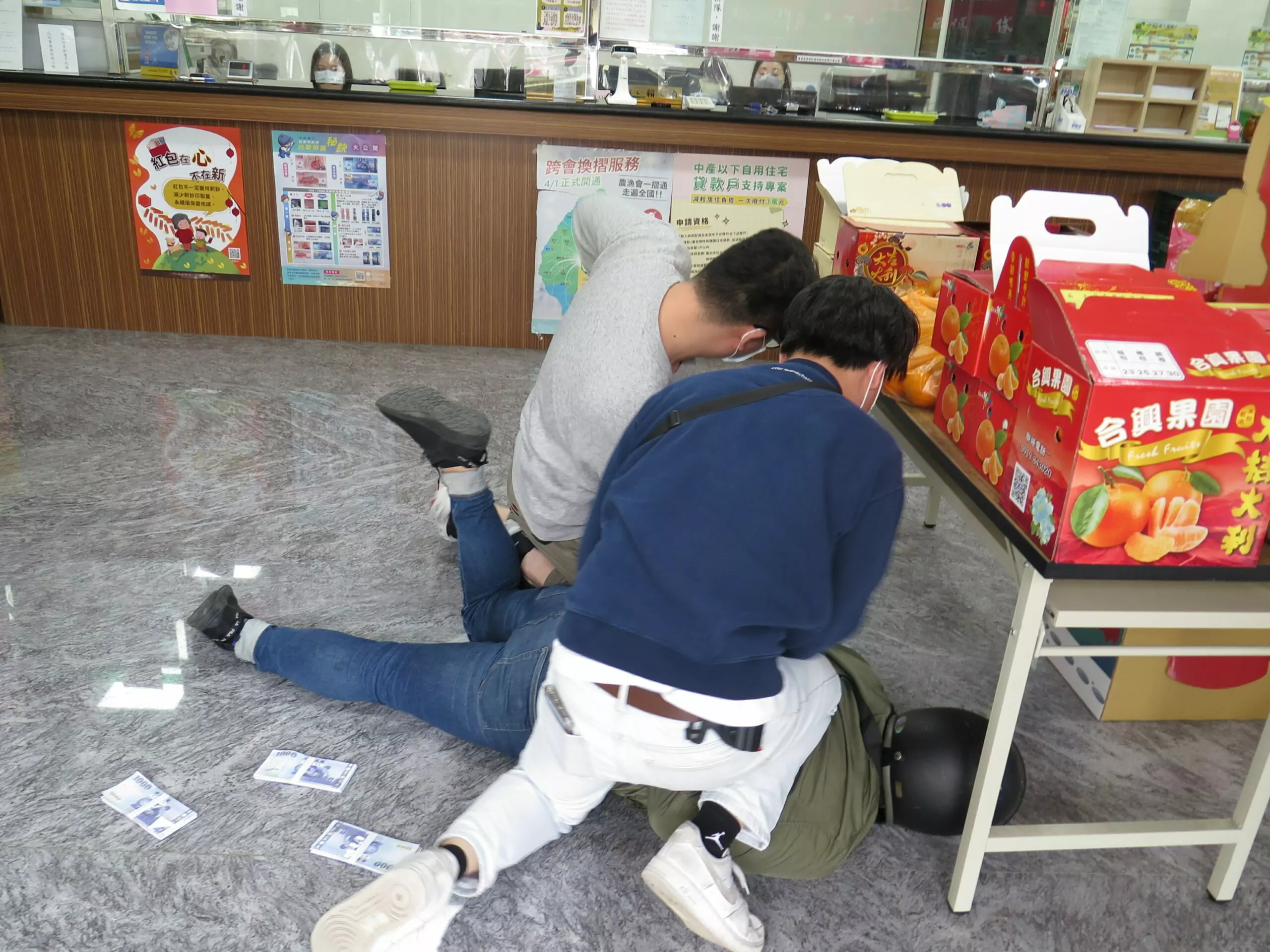 壢警農會防搶演練過程逼真 讓民眾安心過好年 壢警農會防搶演練過程逼真 讓民眾安心過好年