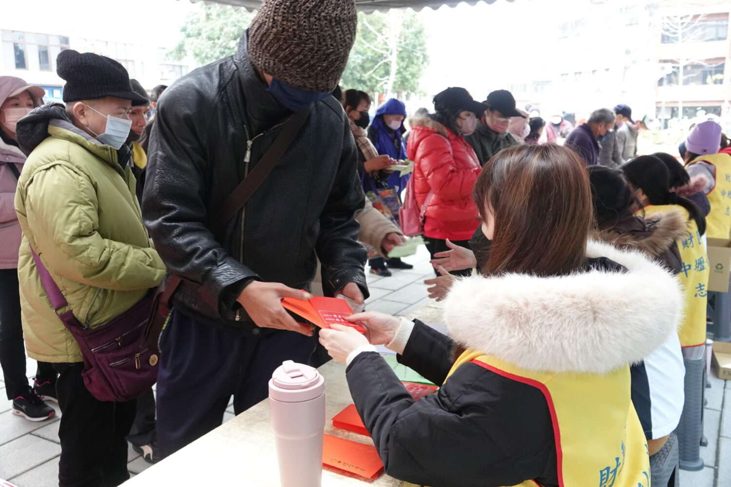 楊梅區公所攜手民間團體送暖 866位弱勢戶提前領紅包