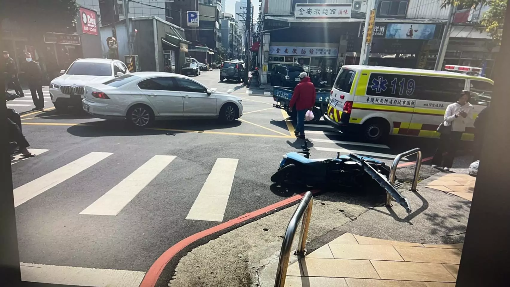 【有片】自小客巷弄穿出疑未注意 重機騎士煞車不及撞噴 【有片】自小客巷弄穿出疑未注意 重機騎士煞車不及撞噴