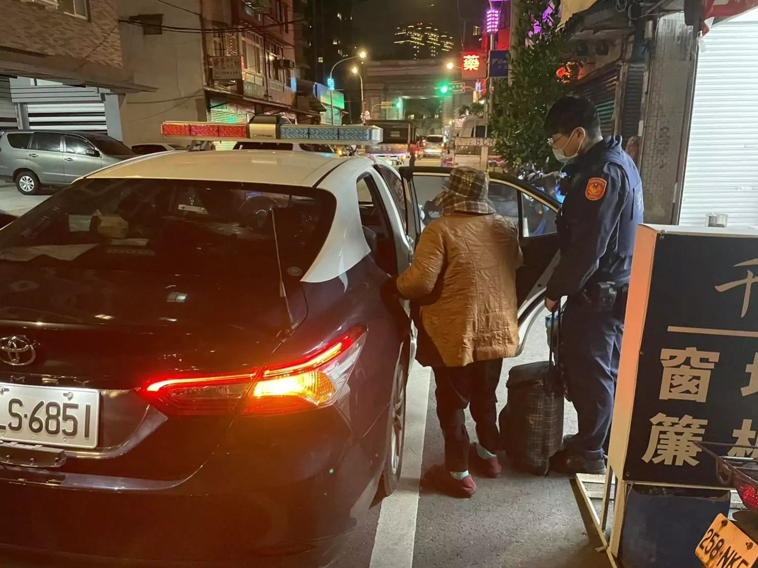 失智老婦寒夜借宿土地公廟 桃園暖警助平安返家 1691370 0