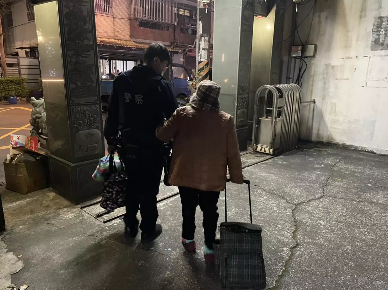 失智老婦寒夜借宿土地公廟 桃園暖警助平安返家 1691372 0