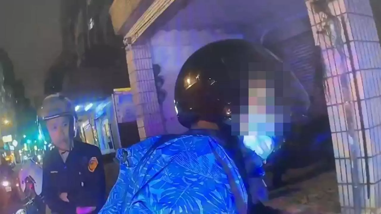 不知員警巡邏車就在後面 男子酒駕還紅燈右轉遭活逮 不知員警巡邏車就在後面 男子酒駕還紅燈右轉遭活逮