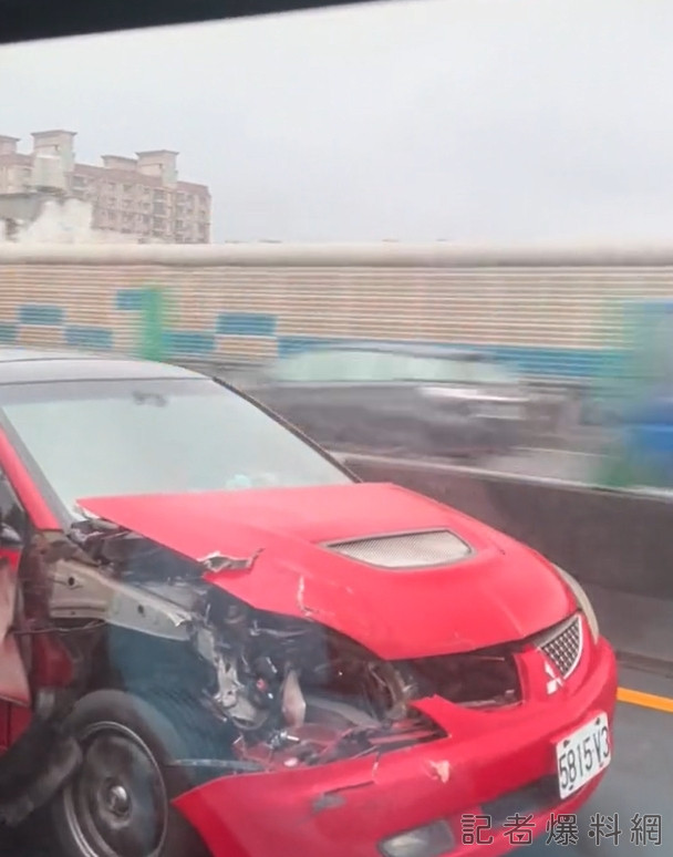 【有片】這樣還能開?轎車頭炸開花上國道