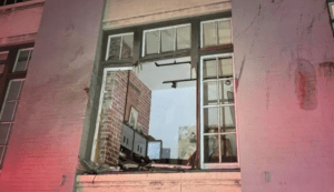 女駕駛衝破高架橋護欄 飛向3層樓公寓僅受輕傷