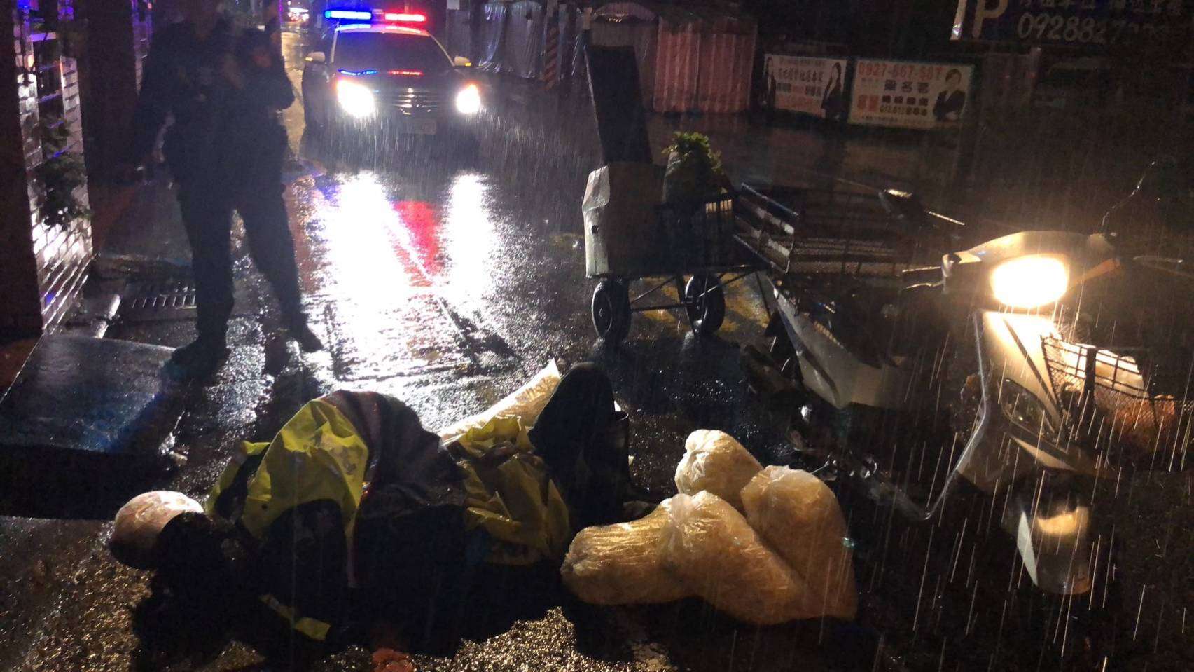 【有片】天寒地凍!桃園男送菜路倒 巡警救援撿回一命 1706220