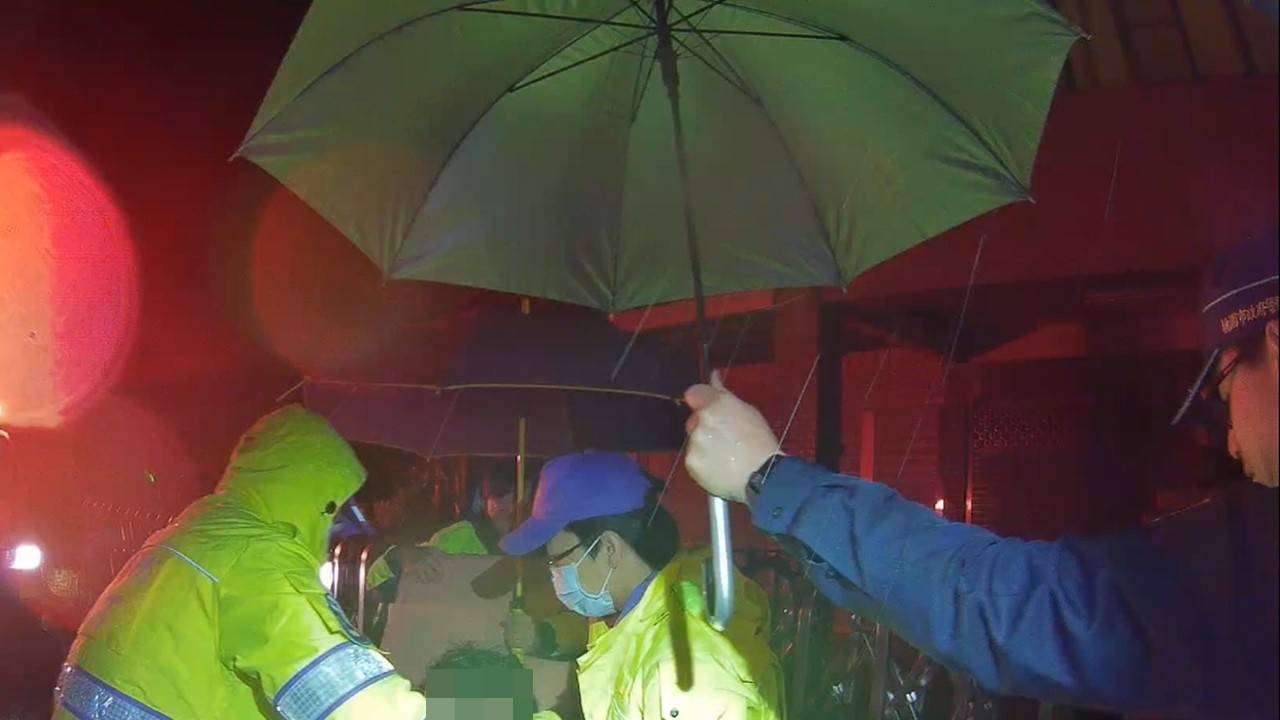 【有片】天寒地凍!桃園男送菜路倒 巡警救援撿回一命 1706222