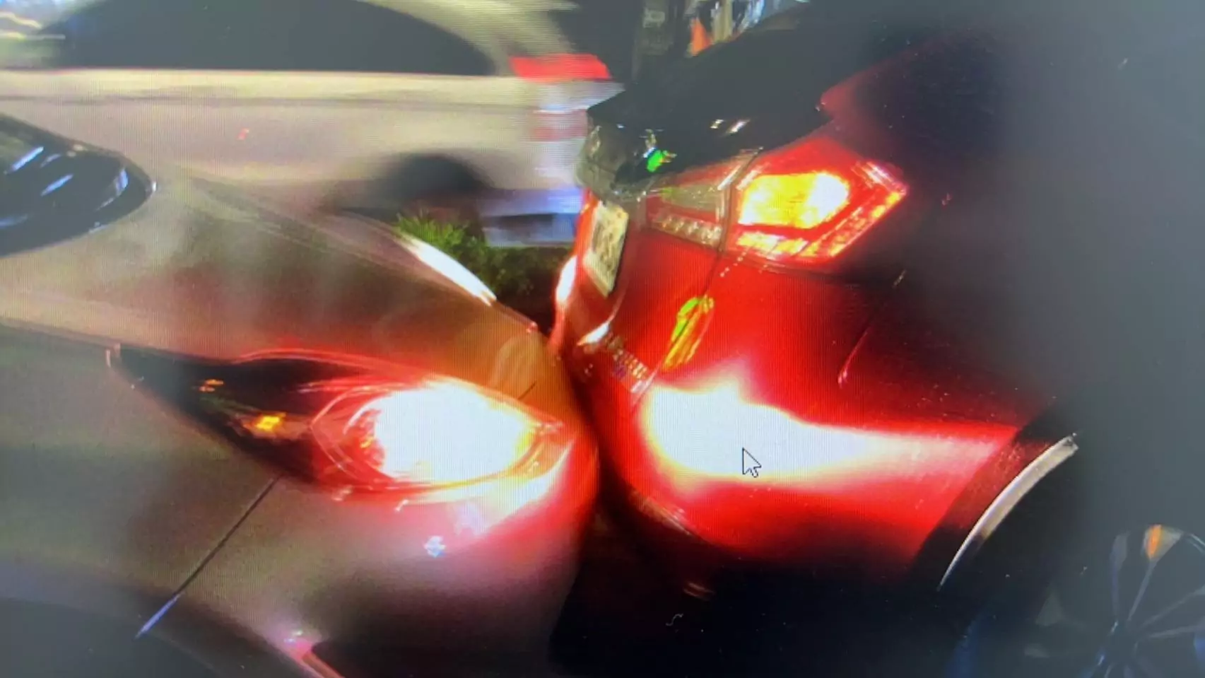 【有片】情侶開車等紅燈把握時間熱吻 下秒直接撞前車 【有片】情侶開車等紅燈把握時間熱吻 下秒直接撞前車