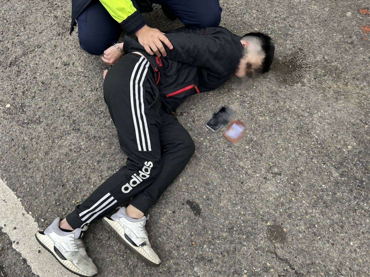 【有片】桃警埋守超商逮車手 追逐3百公尺當街壓制 1709297 0