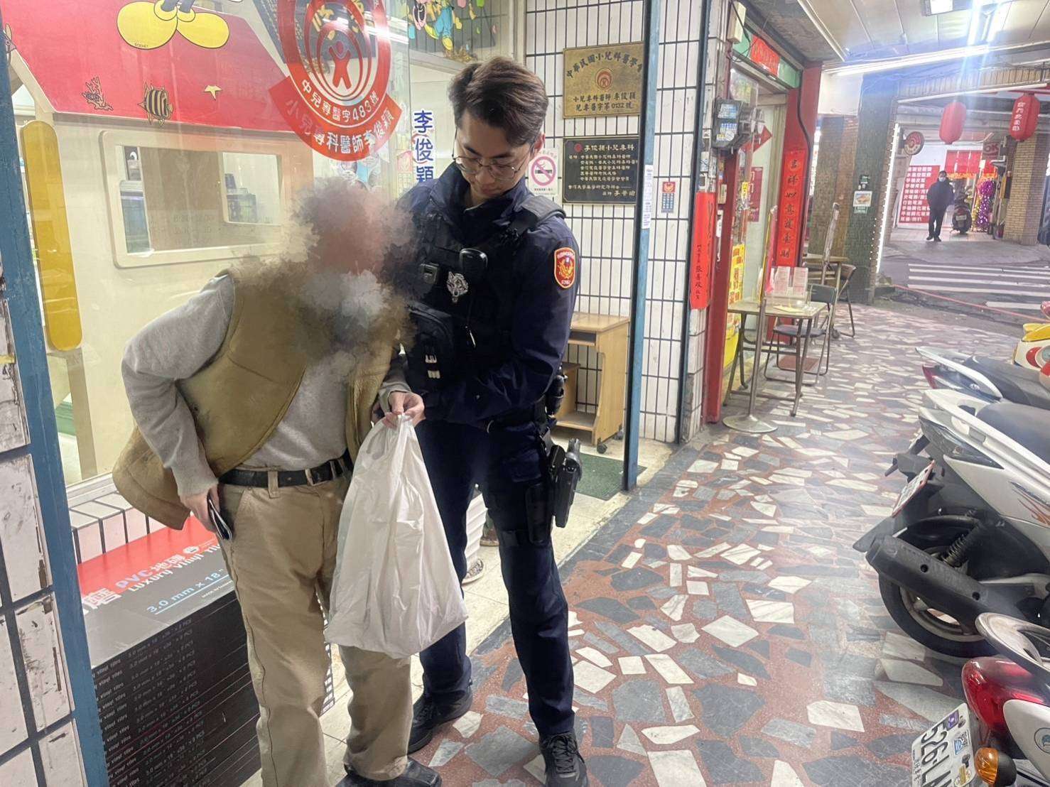 7旬老翁寒天裡癱坐路旁 民眾熱心攙扶報警助返家 1710383 0