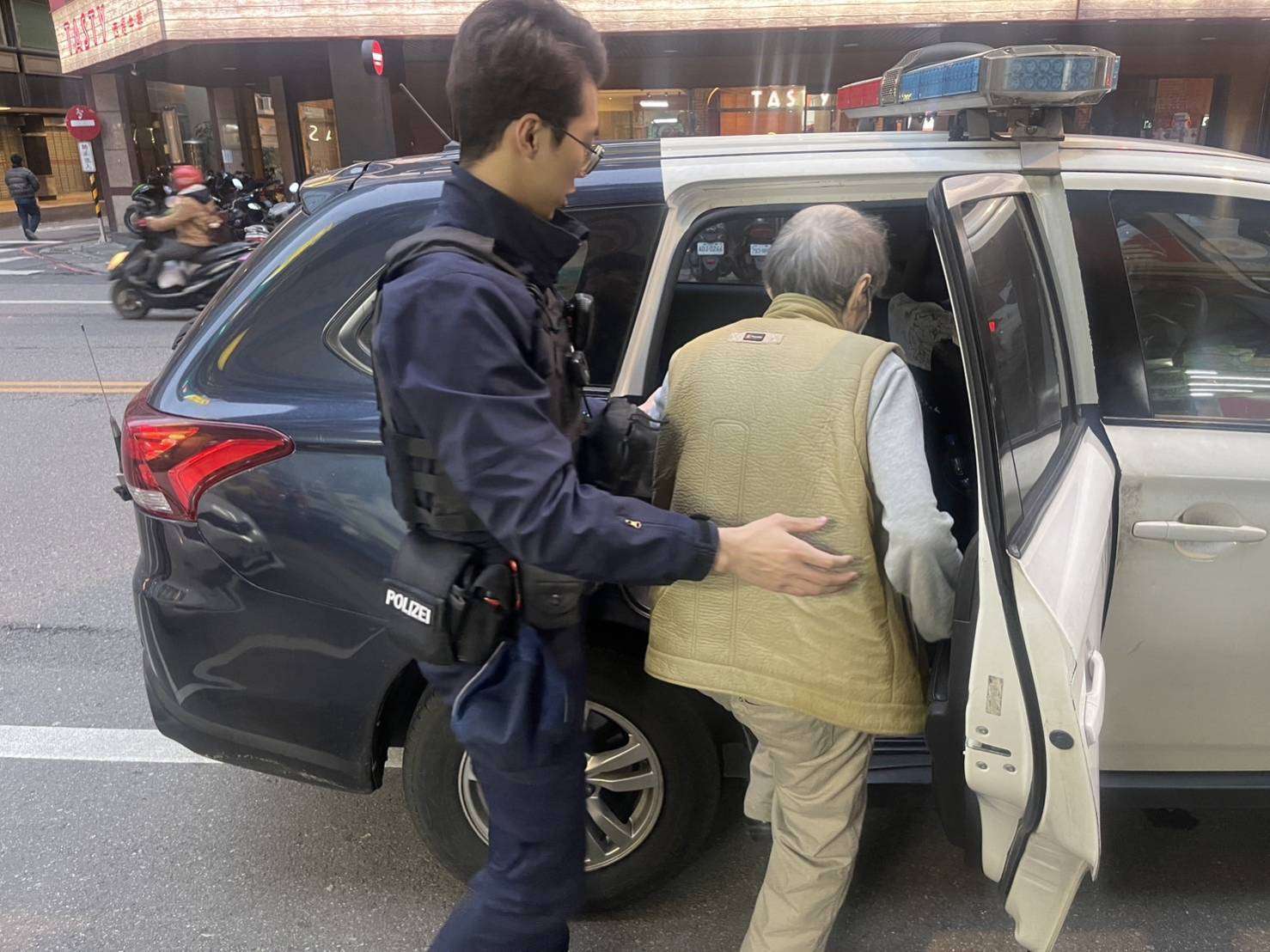7旬老翁寒天裡癱坐路旁 民眾熱心攙扶報警助返家 1710386 0