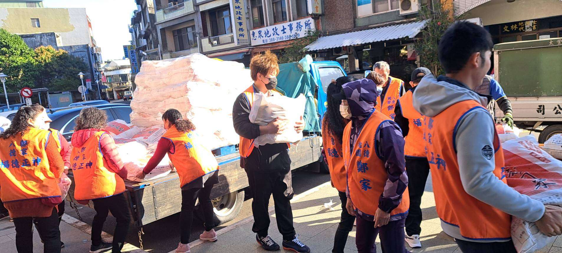 助大溪弱勢戶過好年 福德正神行善團捐3000台斤白米 176238