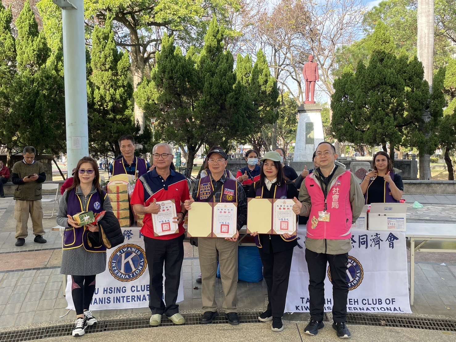 冷氣團周日報到 桃園社會局攜手善心團體關懷街友 2.本局救助科代表致贈感謝狀予捐贈防寒物資之熱心慈善團體