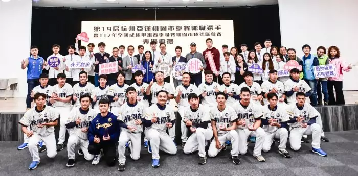 【有片】桃園體育局長許彥輝鼓勵全民運動 推敬老愛心卡免扣點 20231120195658748