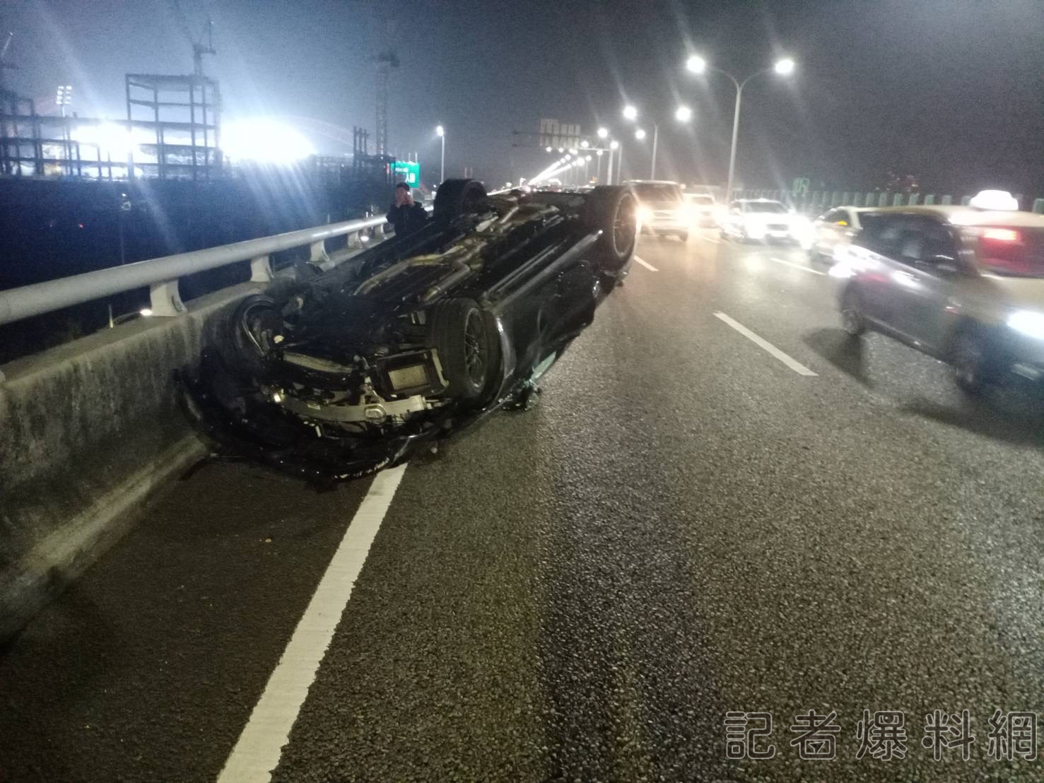 賓士台74線快道狂飆!下一秒自撞護欄翻車還殃及無辜