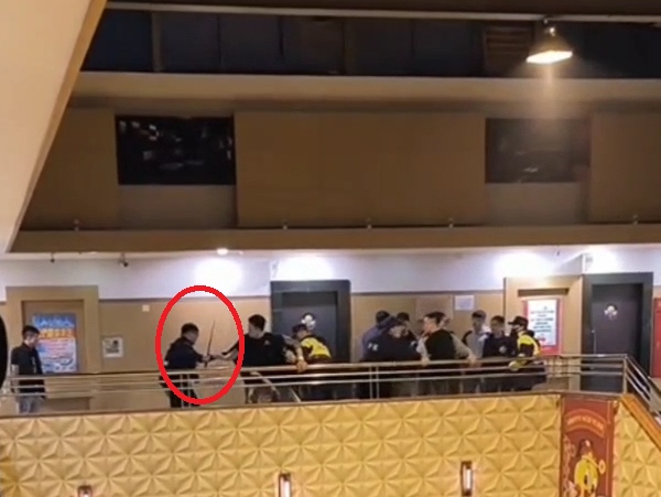 嘉義市KTV大亂鬥! 員警使用辣椒水警棍制逮捕鬧事酒客