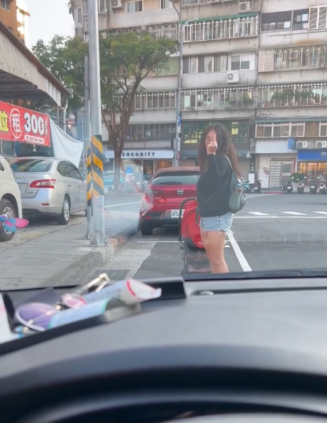 婦人推嬰兒車佔車位朝駕駛比中指! 挨告妨害名譽