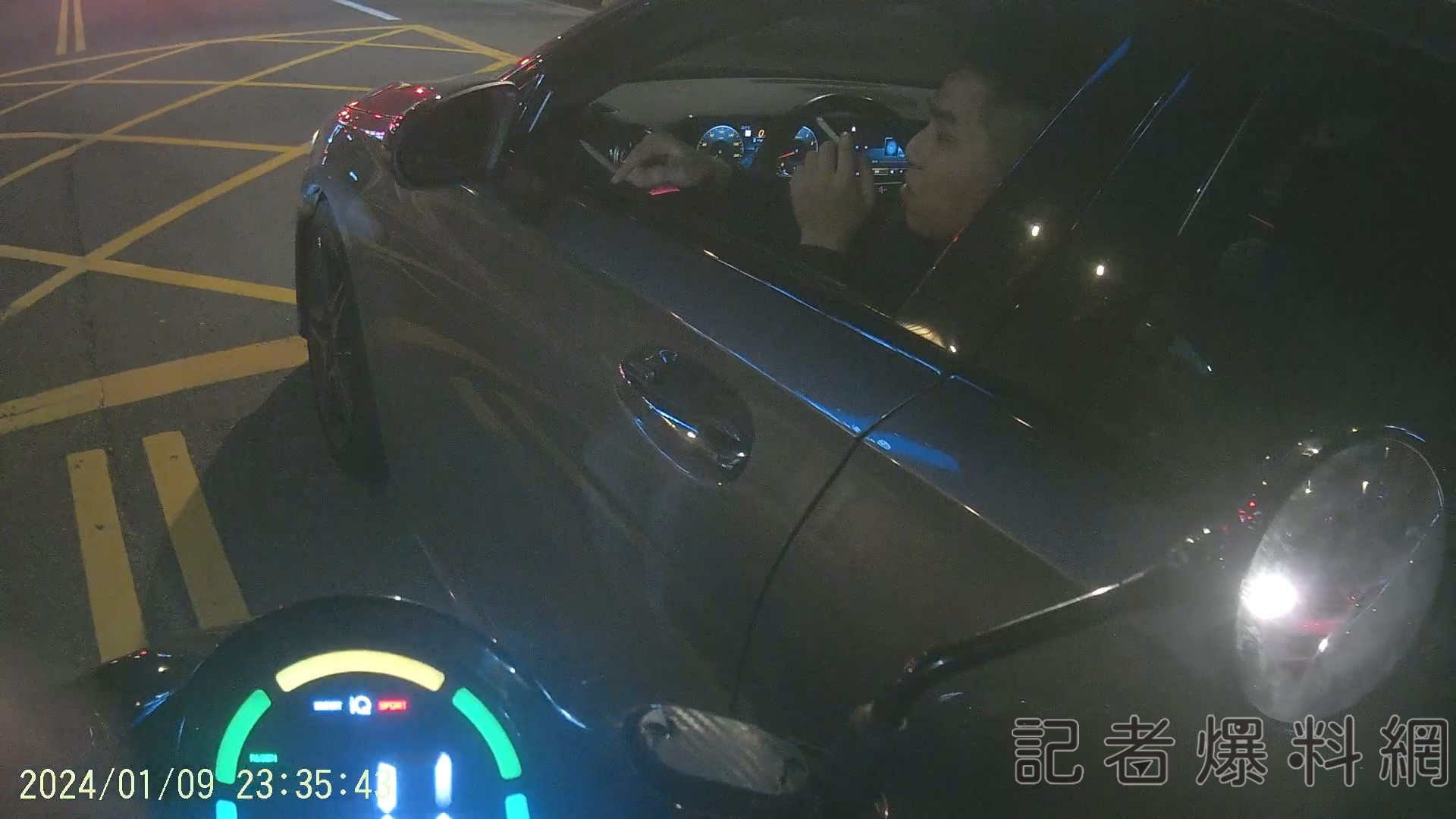 【有片】桃園離譜駕駛沿路開窗彈菸灰 騎士按喇叭提醒反遭嗆聲