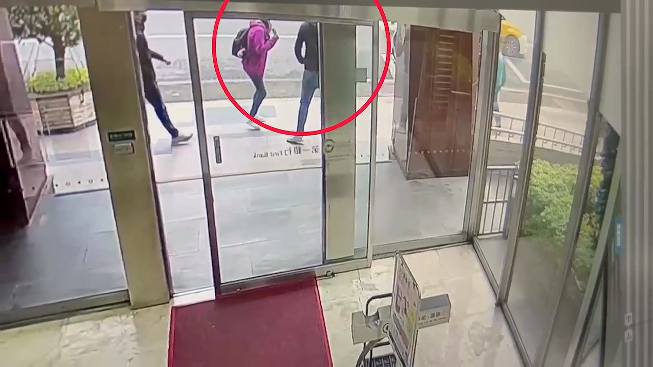 疑黑吃黑!2男搶走230萬現金「落網剩28萬」犯案畫面曝