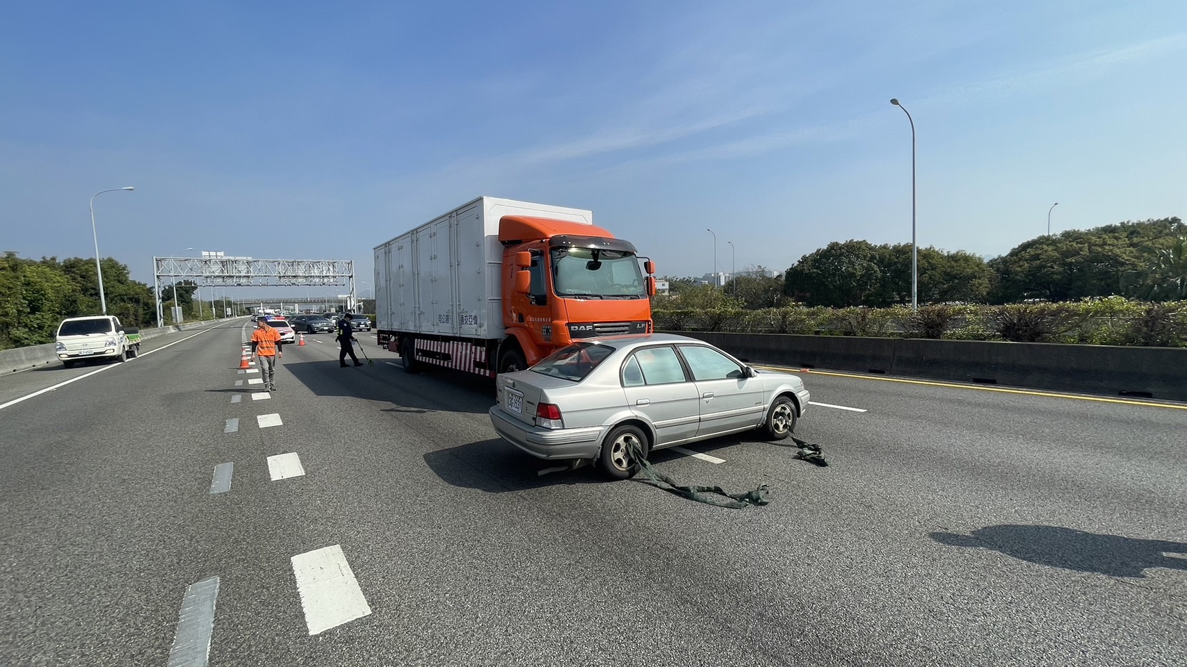 國道1號自小客車失控 偏離車道與大貨車相撞