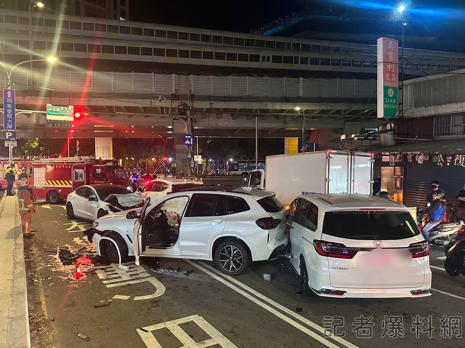 特斯拉疑閃車逆撞對向BMW 再波及2汽車、2機車