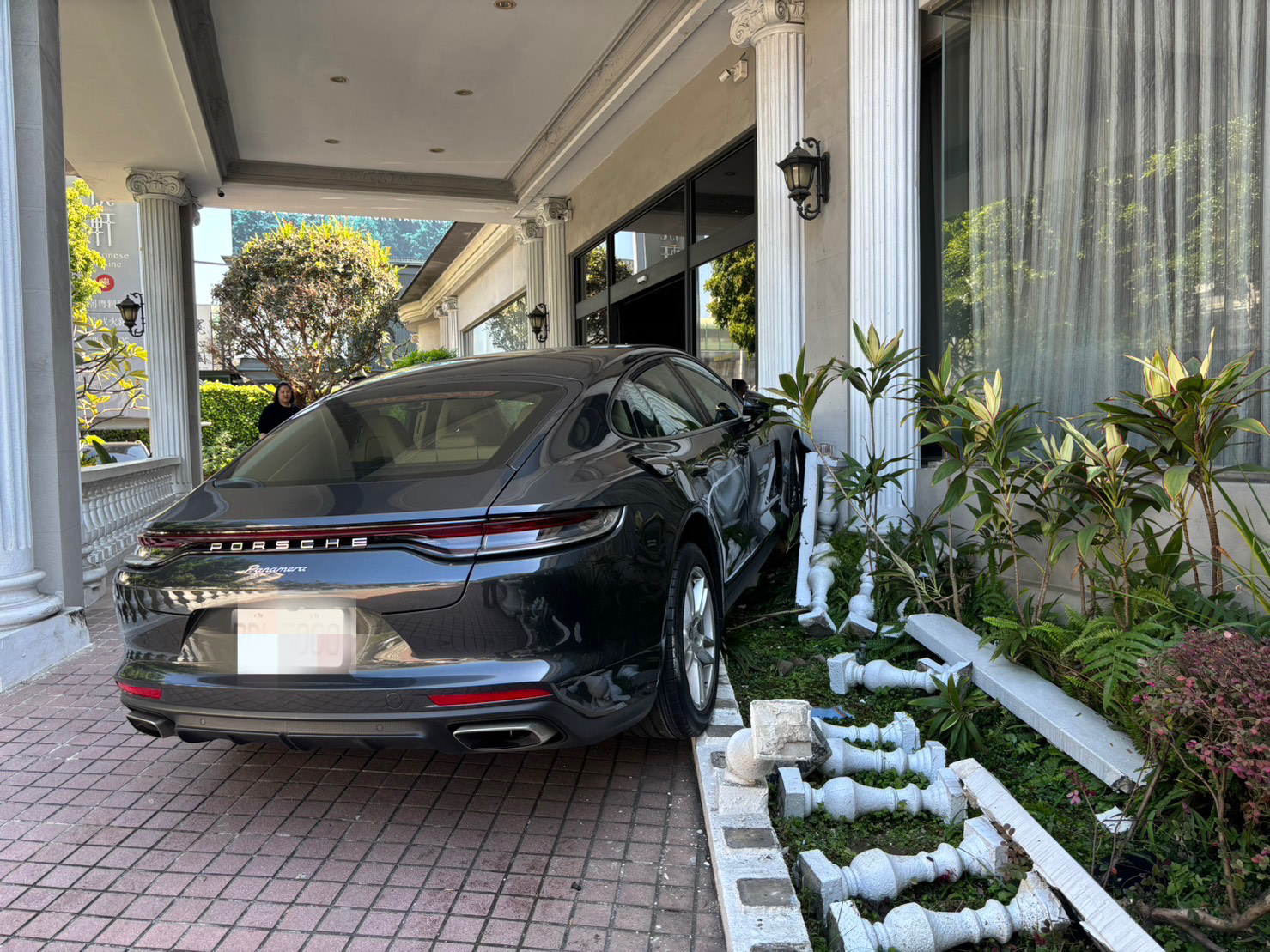 保時捷暴衝撞餐廳柱子! 維修費用最貴恐噴飛百萬