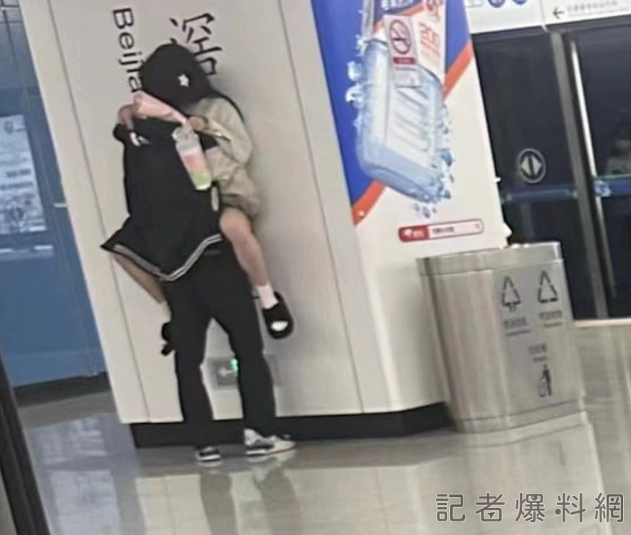 情侶地鐵站公然「火車便當」!女露美腿相擁接吻 中國網友嗨翻衝現場朝聖