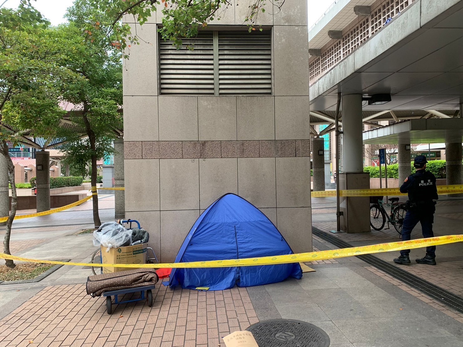 台北車站南一門街友倒臥 屍僵明顯死亡