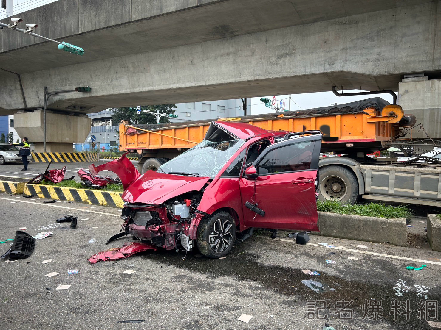 【有片】中壢轎車左轉撞砂石車 釀3死1傷驚悚畫面曝光 2024 01 27 136196 S 6799462 0