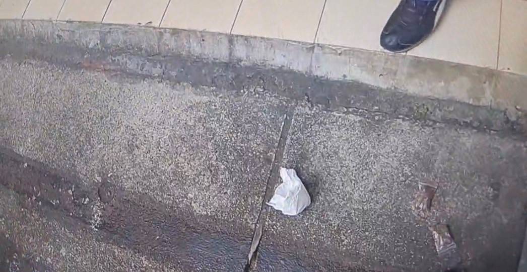 毒鴛鴦當街鬧不合自找「麻」煩 警到場查處發現地上掉2包大麻