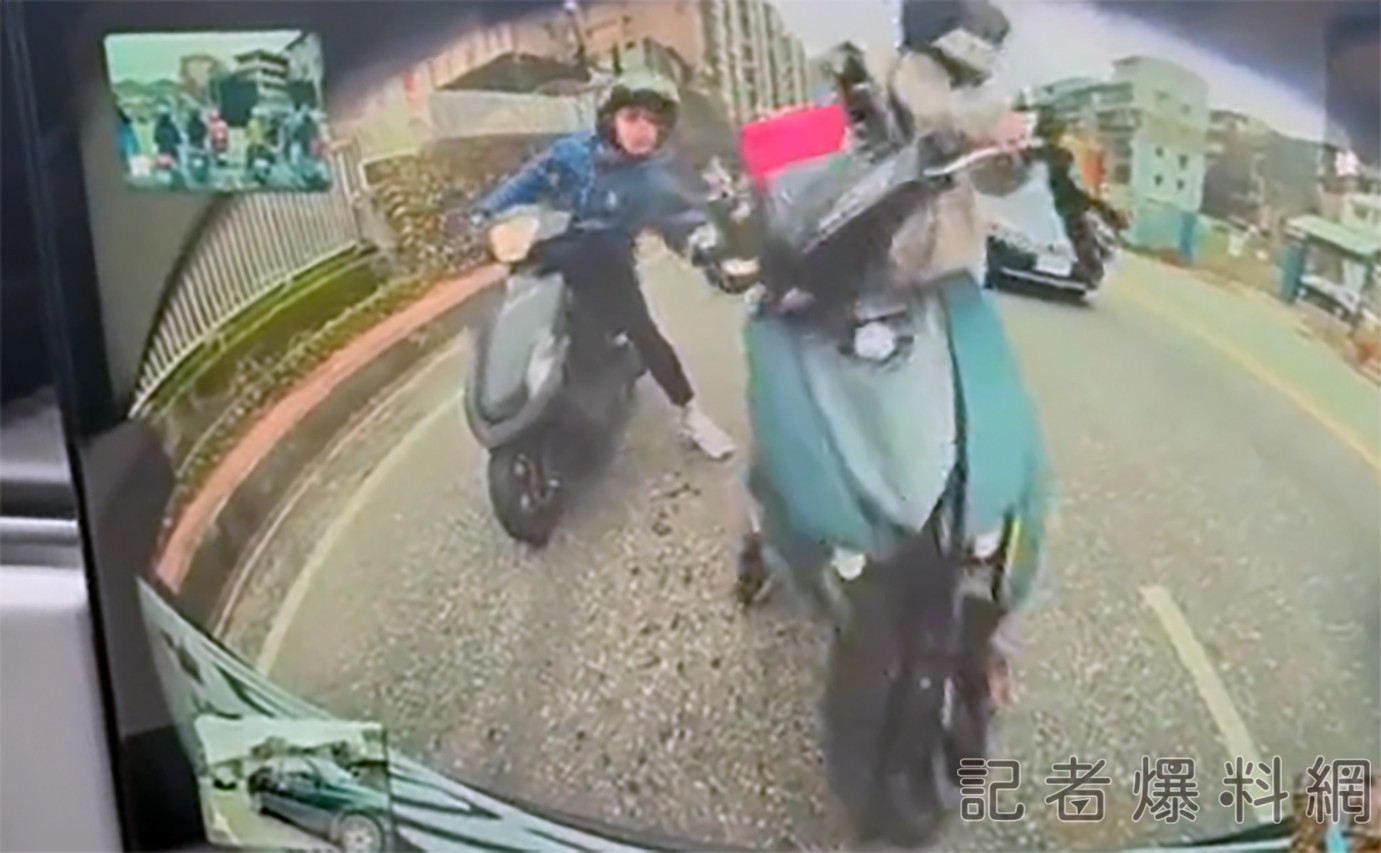 【有片】騎士彎腰撿東西 旁車好心扶把手卻誤催油門撞特斯拉