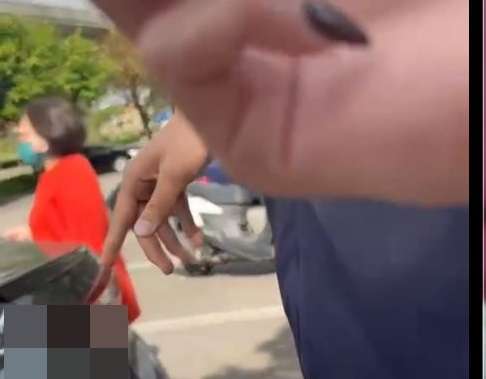 【有片】停車靠太近開車門碰到車 桃園青埔高鐵站旁停車場爆口角