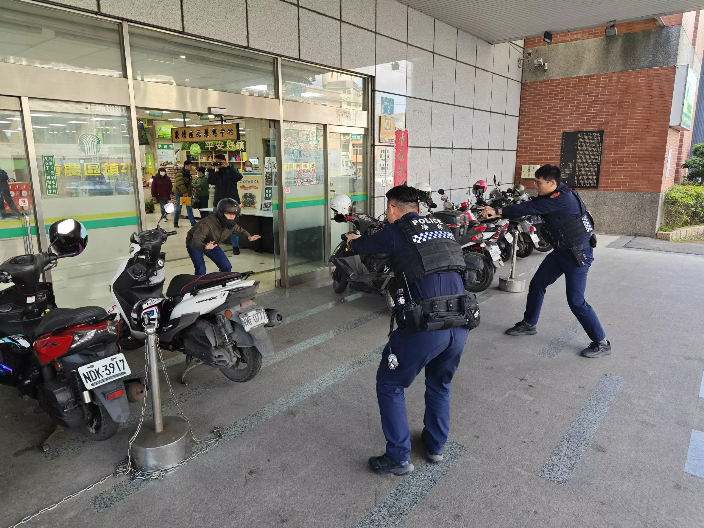 平鎮警年節前防搶演練 強化節日安全維護量能 平鎮警年節前防搶演練 強化節日安全維護量能