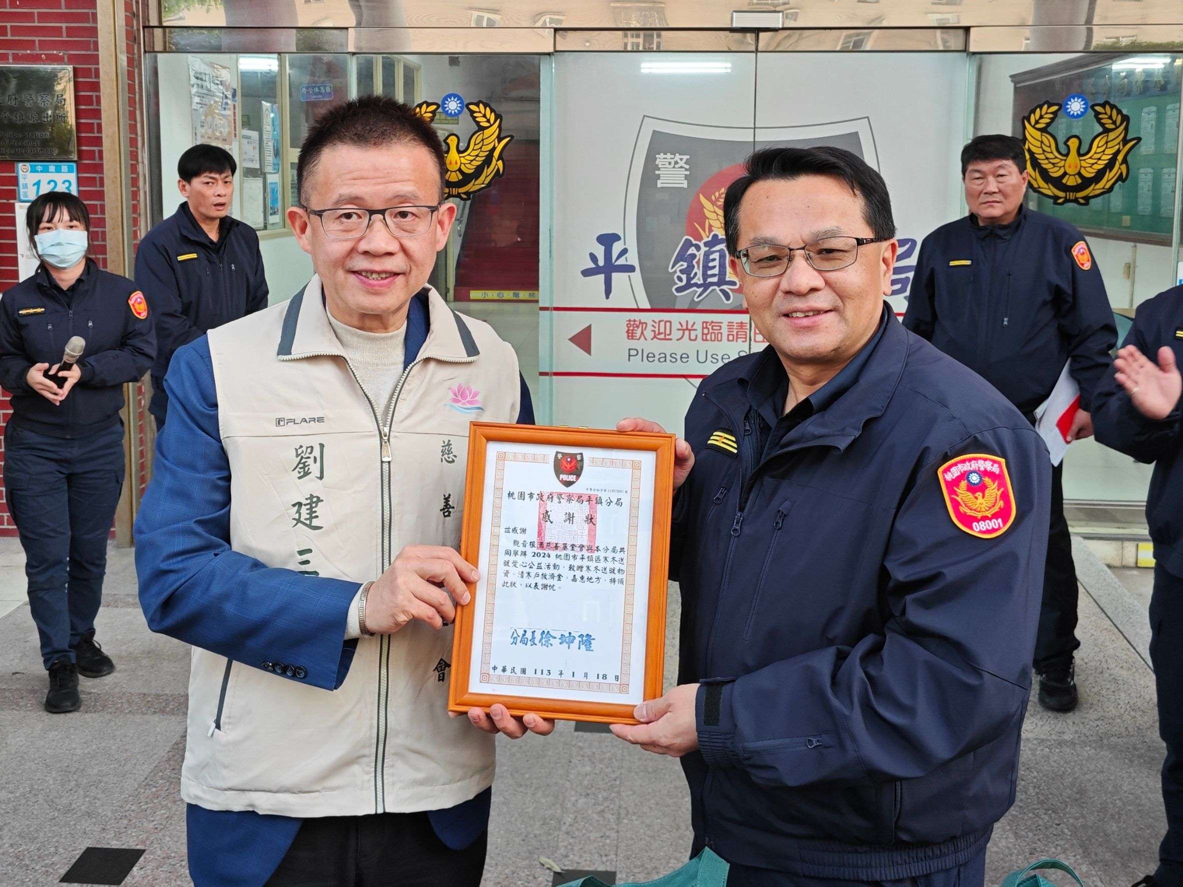 平鎮警聯手民間團體寒冬送暖 助弱勢戶過好年 292476